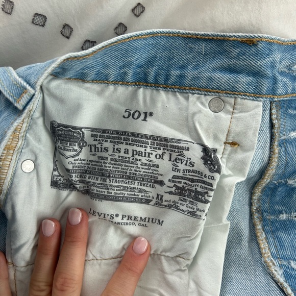 BRAND NEW women’s Levi shorts - Picture 3 of 8